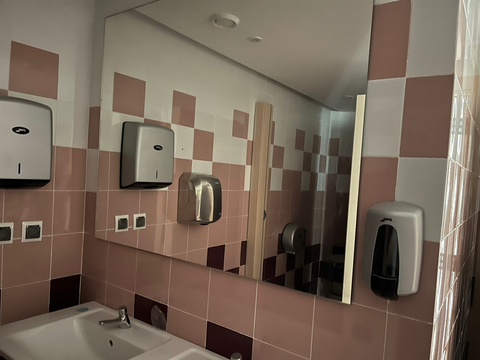 Sanitaires équipés en miroirs sur mesure et distributeurs professionnels