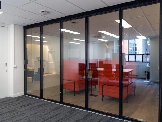 Cloison vitrée aluminium toute hauteur en salle de réunion