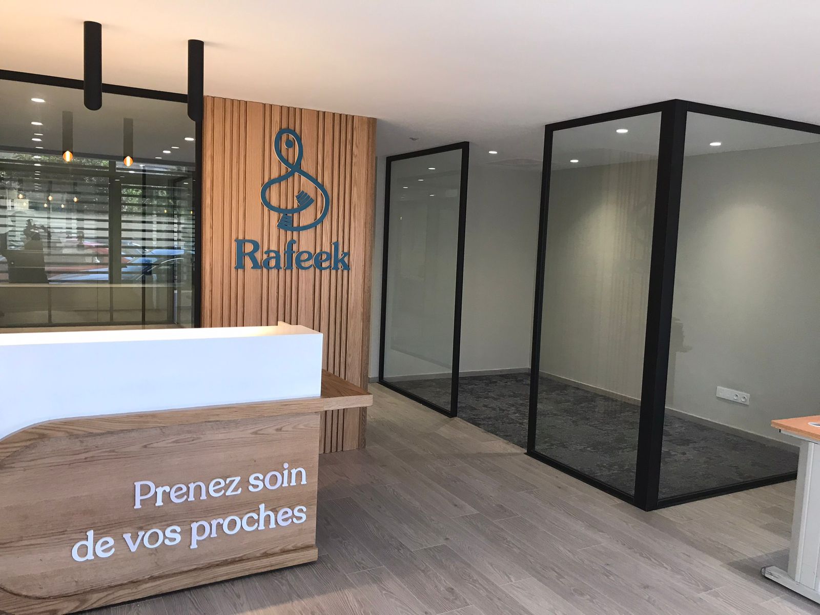 Réception et cloisons aluminium vitrées avec habillage bois — projet Rafeek par JSA Distrib