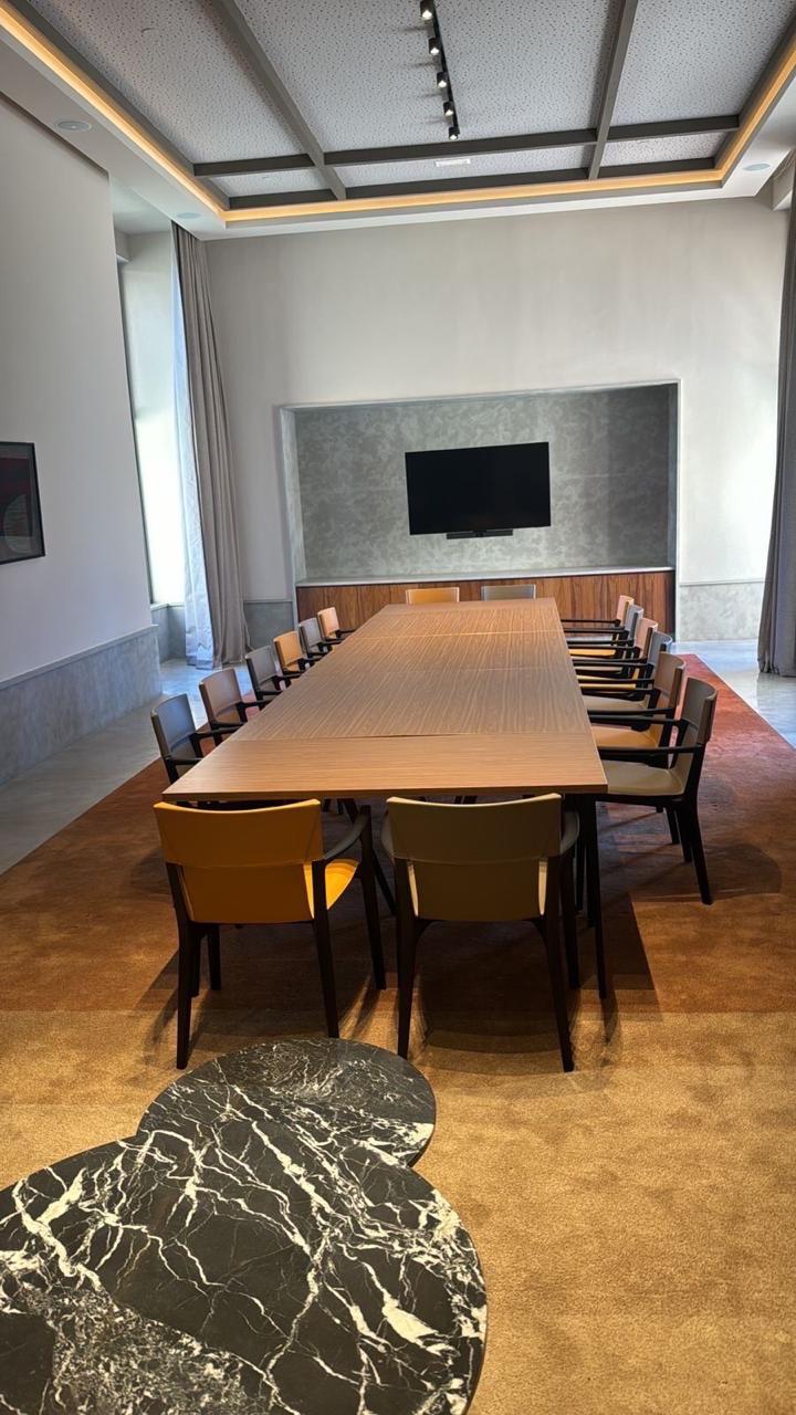 Salle de conseil aménagée par JSA Distrib — aménagement tertiaire clé en main