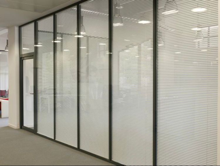 Salle de réunion fermée par cloisons vitrées