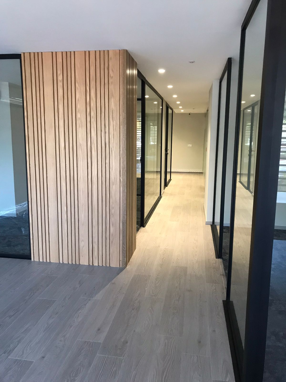Couloir habillé en bardage bois cannelé
