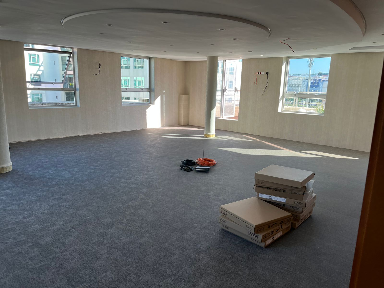 Coulisses chantier — plateau en cours d'aménagement