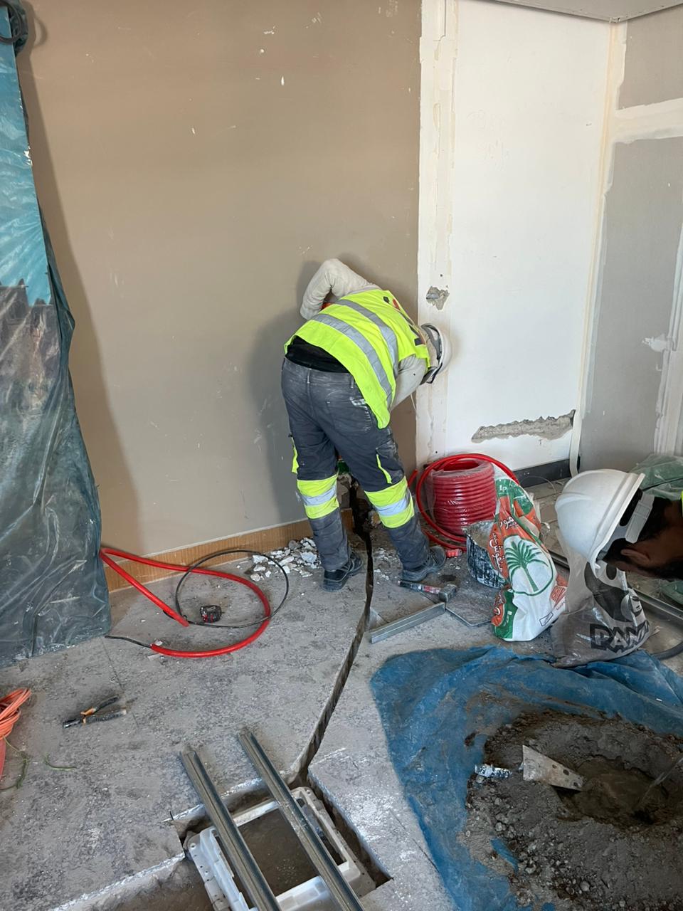 Percement de mur pour le passage des gaines courant faible
