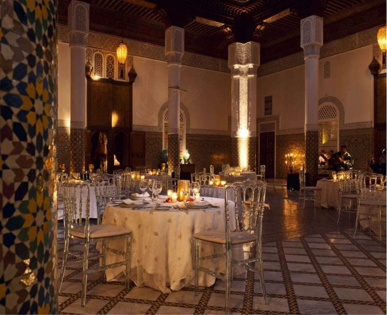 Salle de restaurant marocain haut de gamme avec suspensions ottomanes et éclairage tamisé