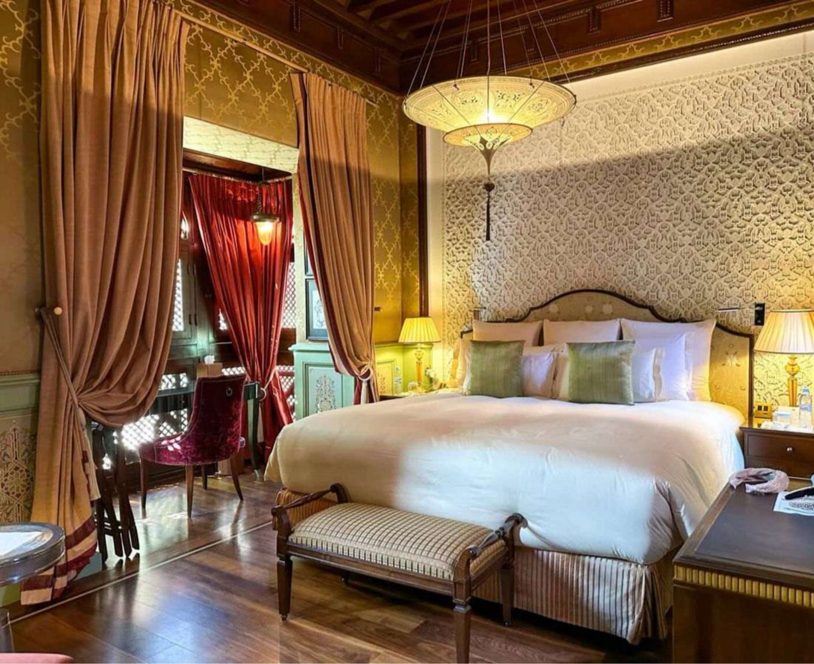 Suite d'hôtel orientale avec lustre de style Fortuny et appliques de chevet