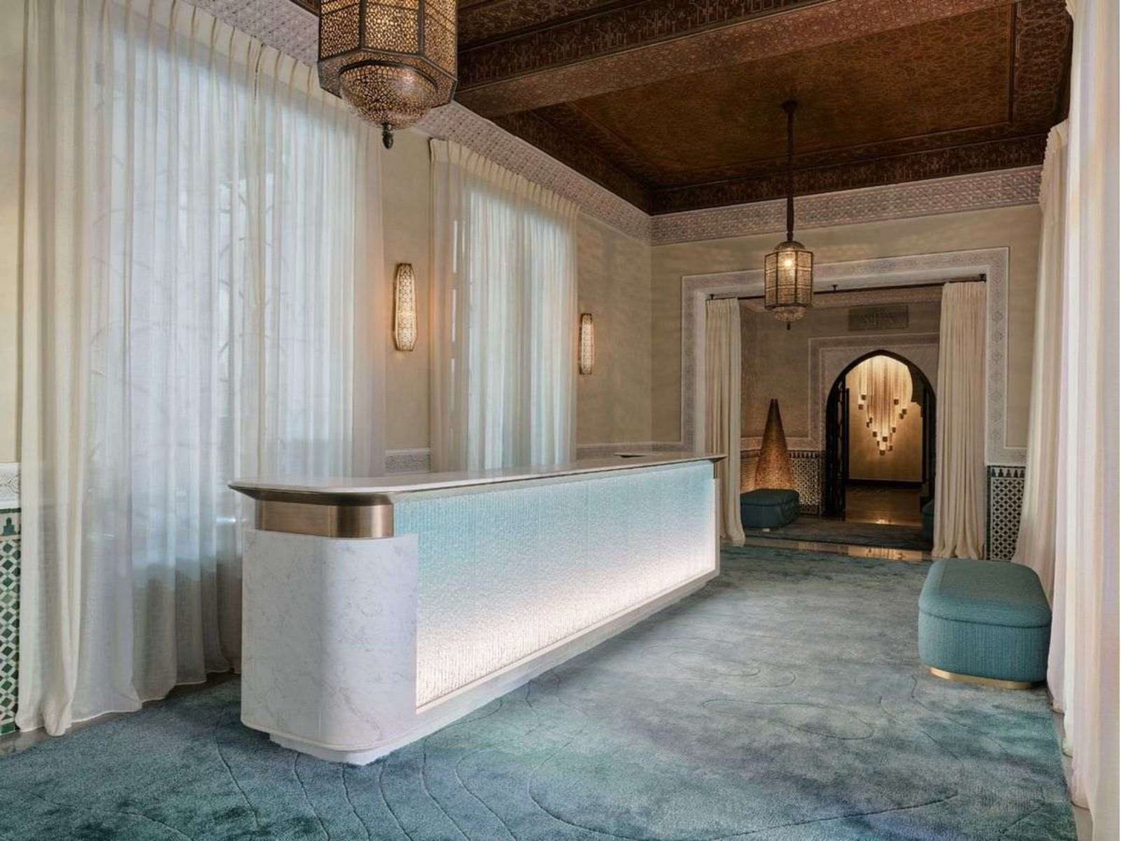 Réception de spa avec lustres ajourés orientaux et appliques en céramique