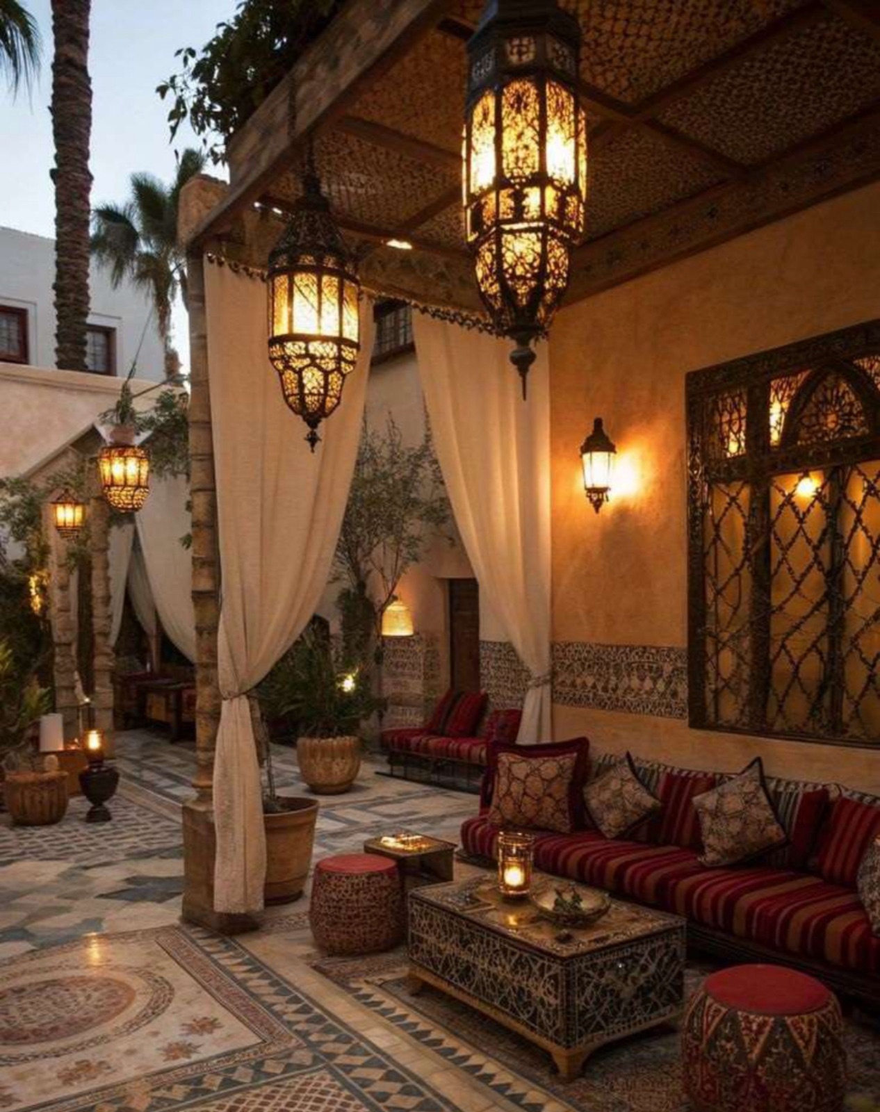 Patio de riad cosy avec lanternes marocaines suspendues et appliques en bronze