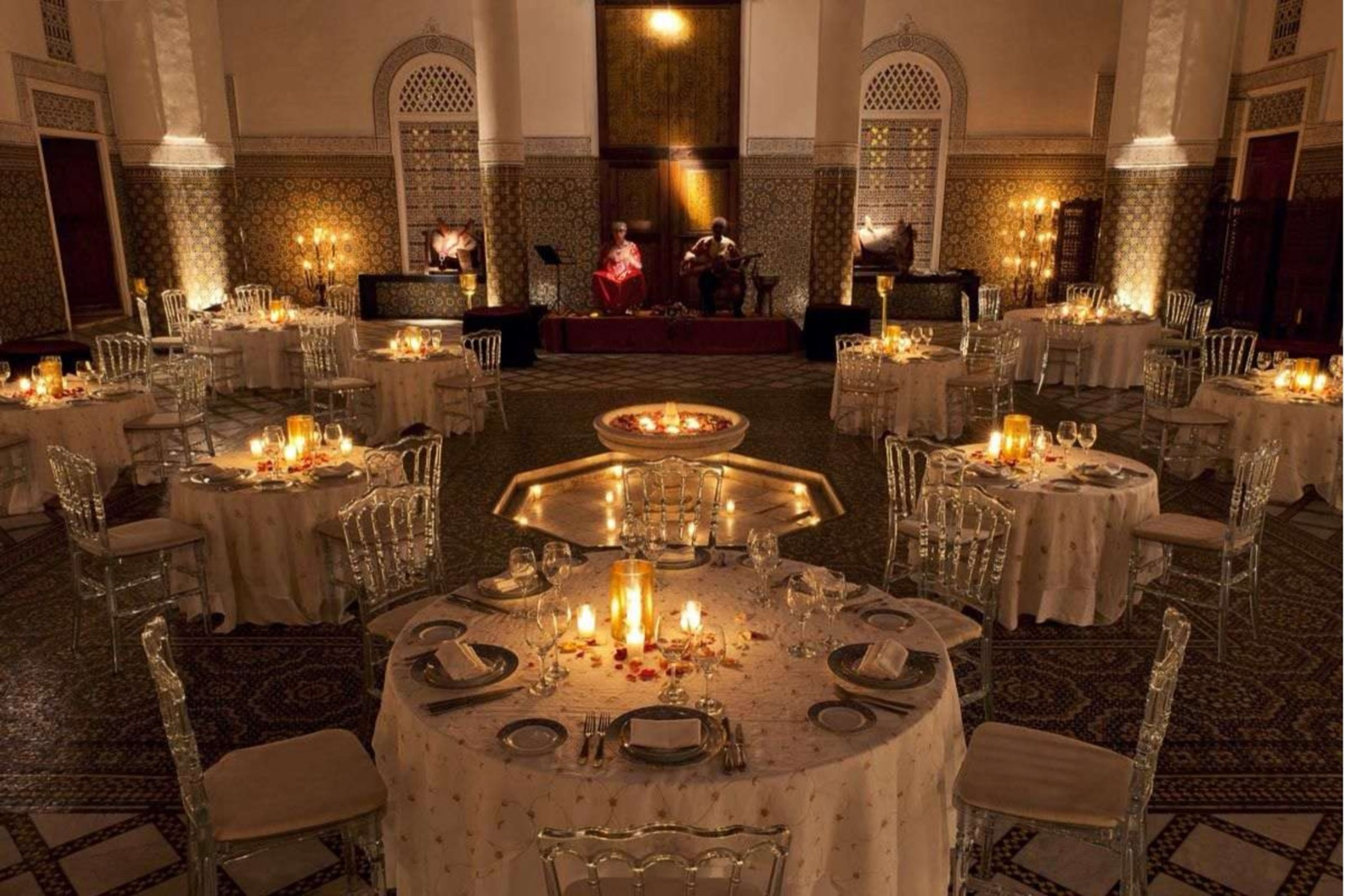 Banquet de mariage marocain avec chandeliers, bougies et tables dressées