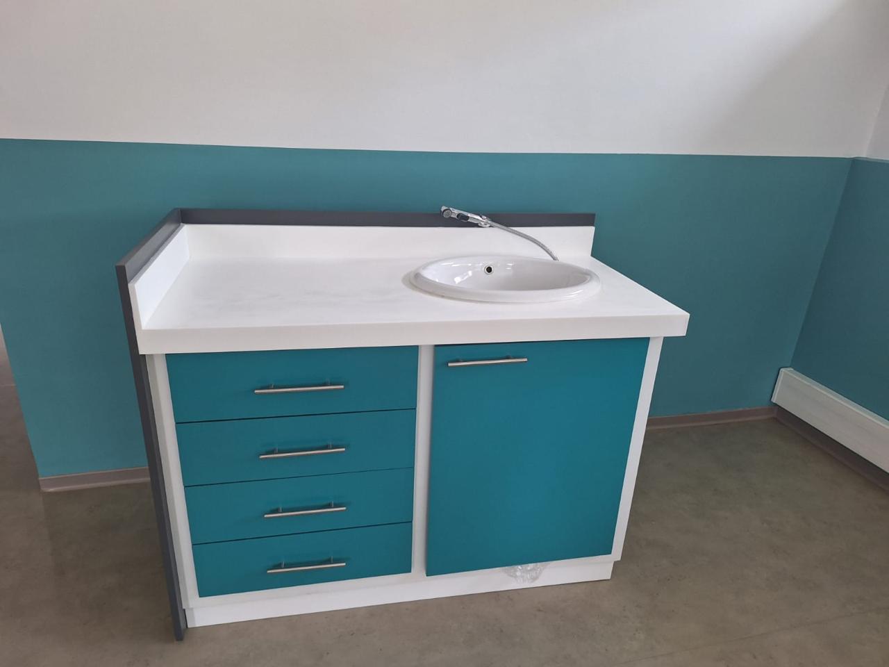 Meuble de cabinet médical avec vasque intégrée et façade turquoise