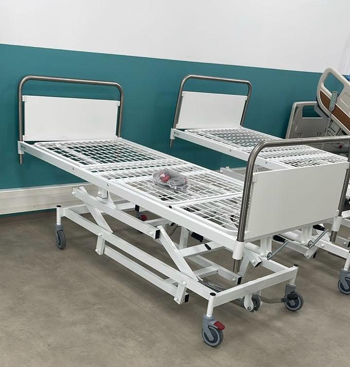 Lits hospitaliers métalliques prêts à la livraison