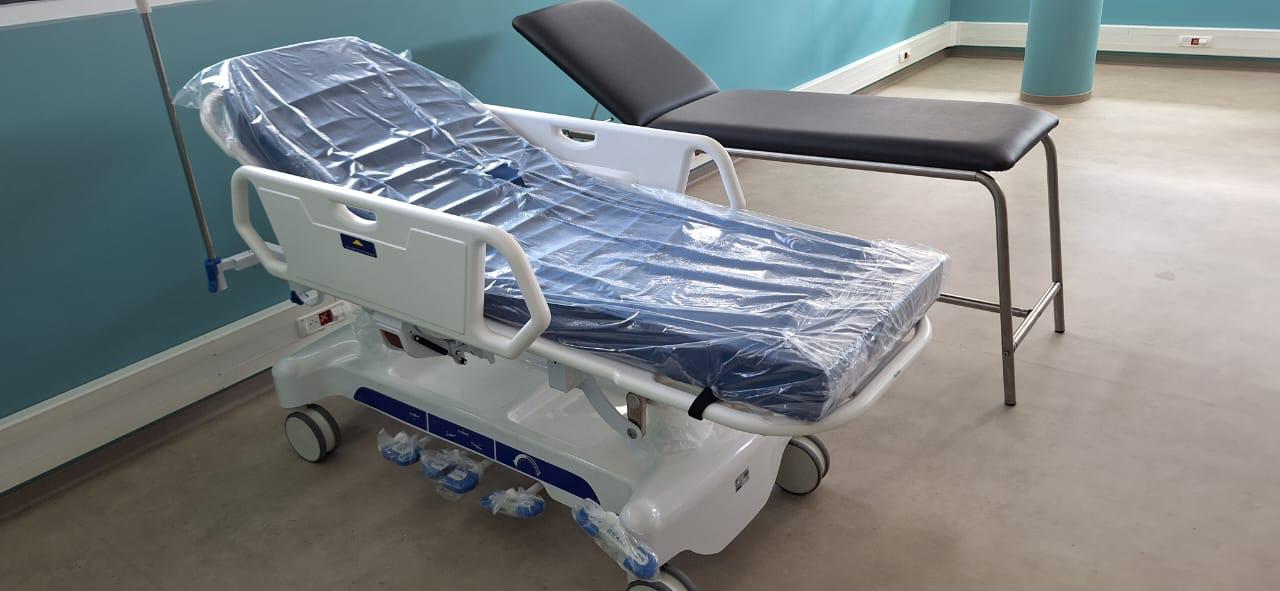 Lit hospitalier roulant et chaise d'examen — solutions médico-hygiène professionnelles par JSA Distrib