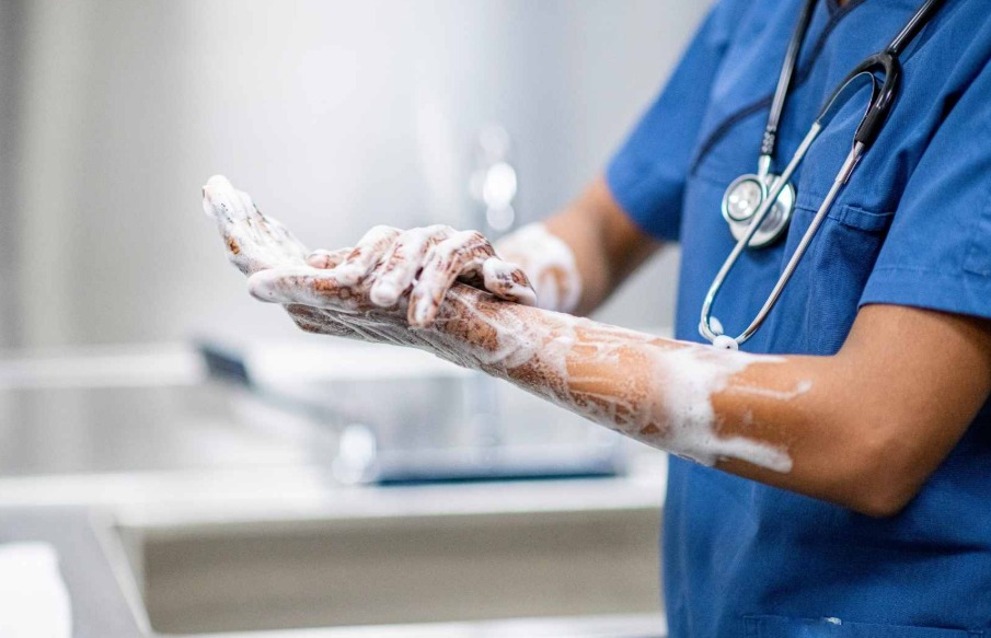 Lavage chirurgical des mains par un soignant en cabinet médical