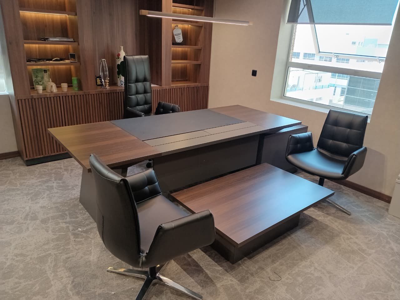 Bureau de direction noyer avec fauteuils cuir noir et bibliothèque LED