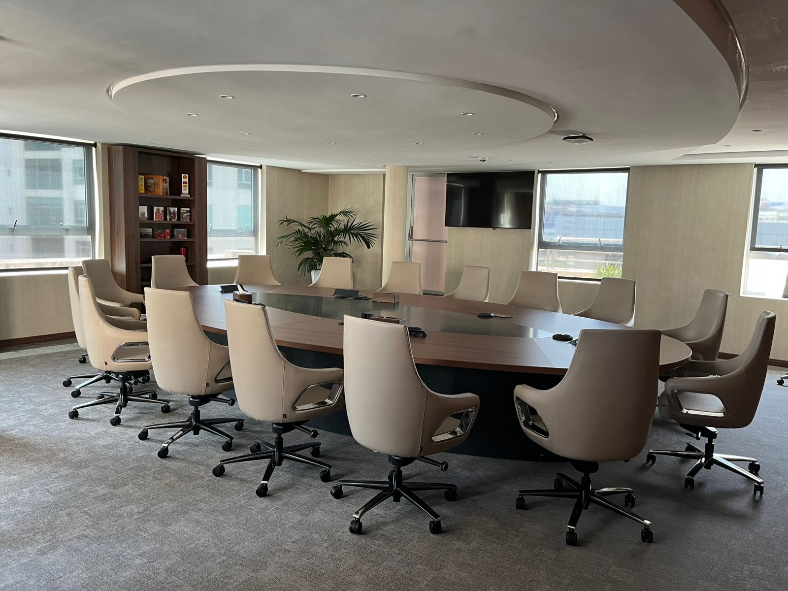 Salle de conseil ovale équipée de 14 fauteuils crème par JSA Distrib