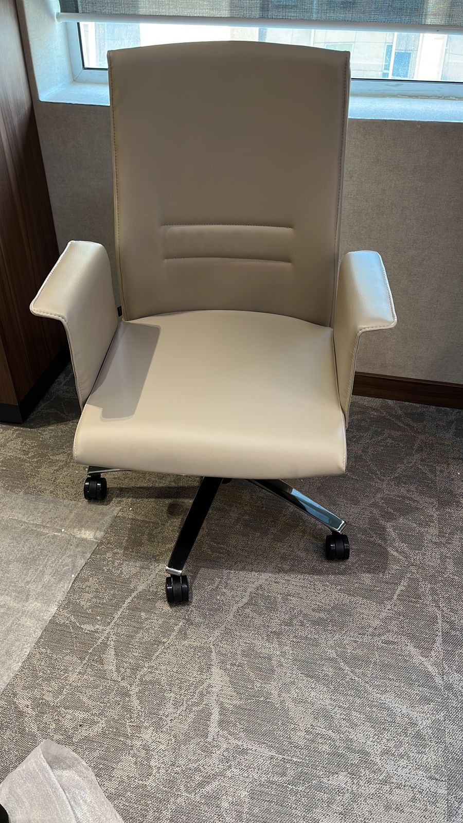 Fauteuil de direction en cuir beige sur pied chromé