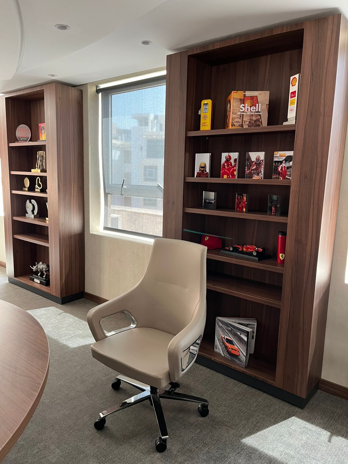 Bureau privé de cadre avec bibliothèque noyer et fauteuil cuir beige