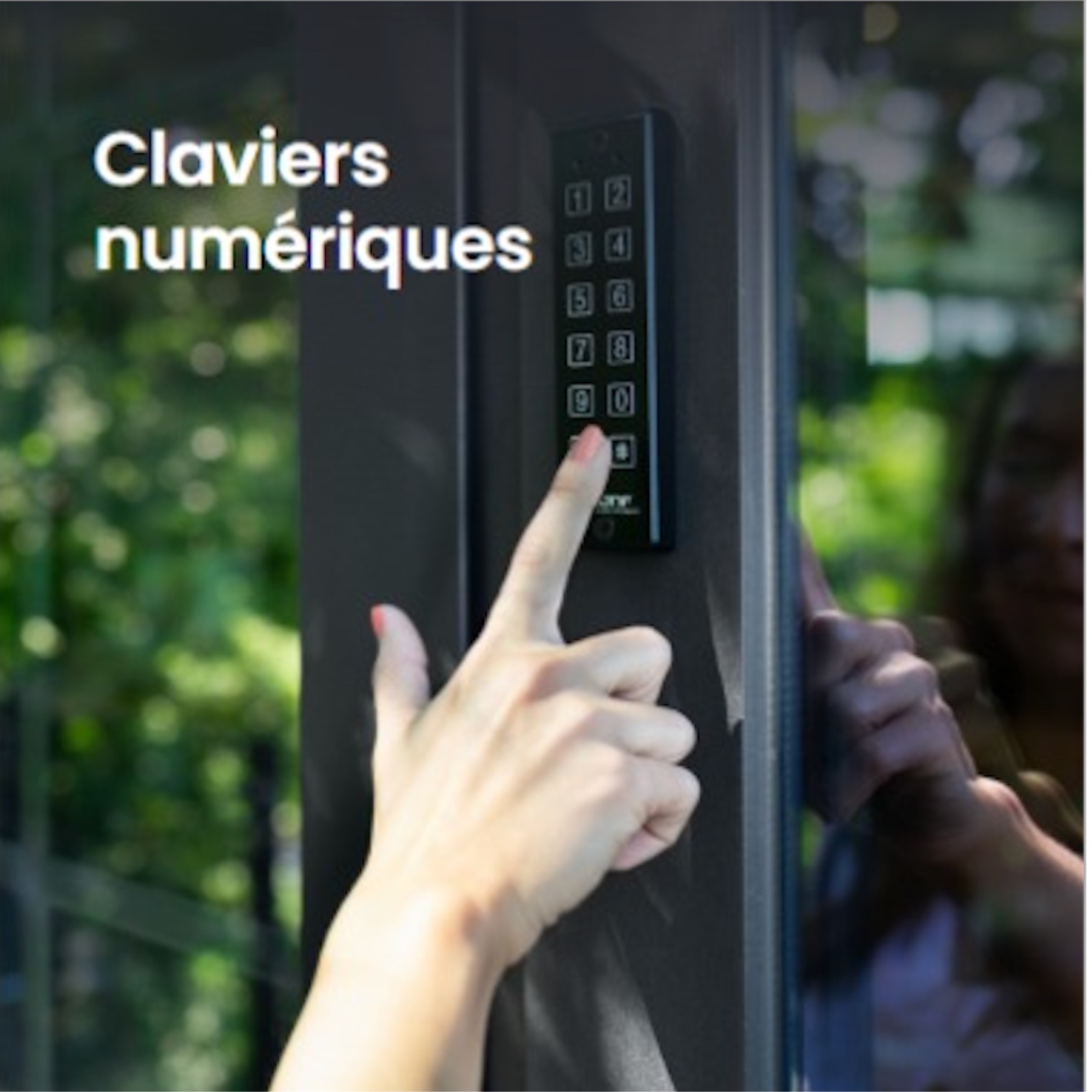 Clavier numérique de contrôle d'accès installé sur porte vitrée extérieure
