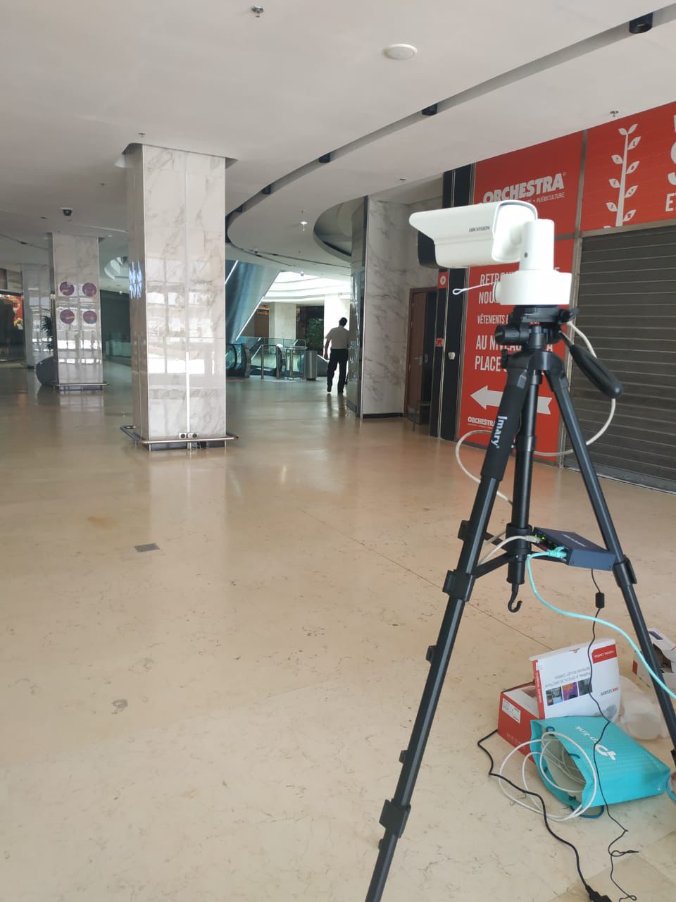 Caméra de vidéosurveillance installée par JSA Distrib dans un hall commercial